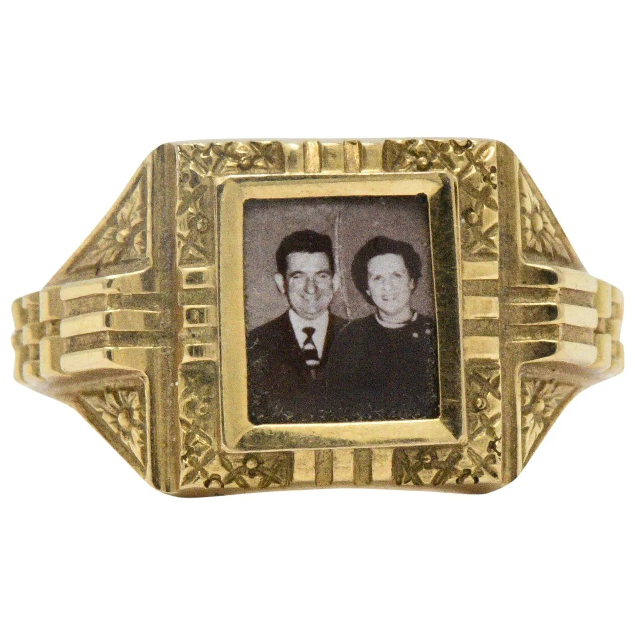 19 Karat Yellow Gold Portrait Frame Unisex / Men's Ring Mid - 19th Century